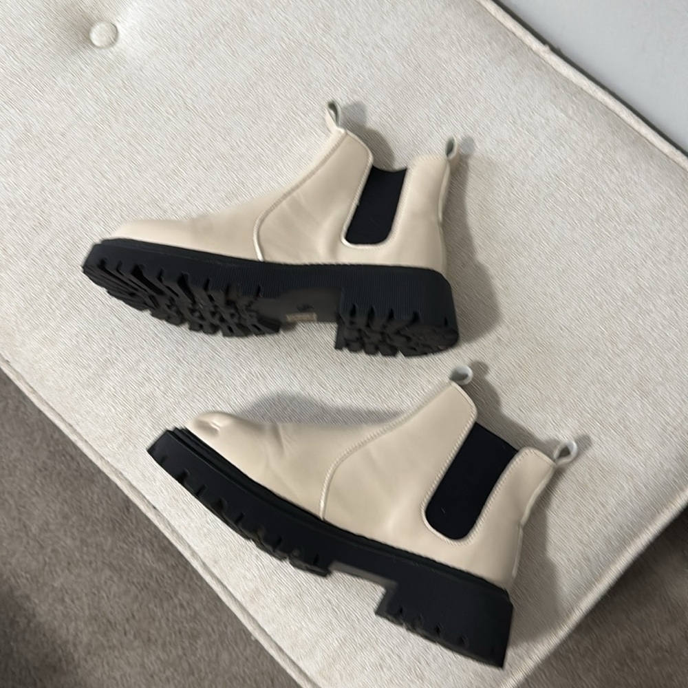 Stylish Cream Chelsea Boots - Picture 3 of 4